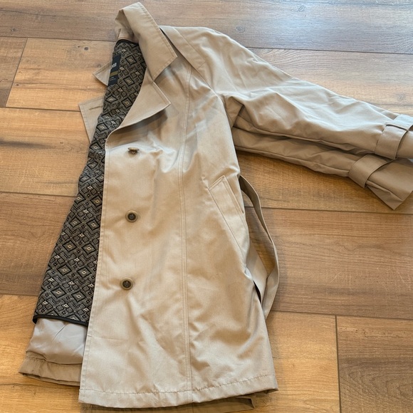 Vintage London Fog Beige Trench Coat Belted Size 8 Reg Classic Raincoat - Picture 14 of 16